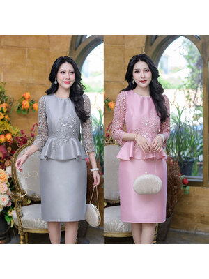 kudapy เดรสสั้นสีชมพู/สีเทา/สีเหลืองทอง ผ้าไหม ดีไซน์เอวระบาย แต่งดอกไม้สวยหวานที่เอวจนถึงช่วงอก รอบคอตกแต่งด้วยมุกเล็กๆเพิ่มความหวาน