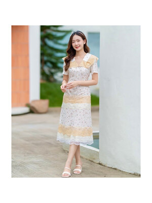 kudapy ชุดเดรสลูกไม้สีขาวพิมพ์ลายดอกไม้ แต่งคอด้วยลูกไม้เป็นชั้นๆ