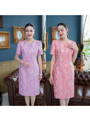 kudapy เดรสสั้นสีชมพู/สีม่วง แขนสั้นทรงใส่ง่าย ช่วงคอเป็นคอวีแต่งเคิพ ลายดอกเป็นงานทอลายนูน