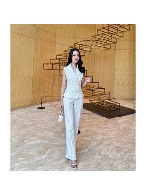 kudapy เซ็ทเสื้อแขนกุดเข้ารูปมาพร้อมกับกางเกงขายาว ตัวเสื้อแต่งกระดุมจริงสีทอง กางเกงใช้ผ้าเดียวกับเสื้อ ซิปตะขอหน้า กระเป๋าจริง