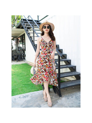 kudapy ชุดเดรสสั้นสีขาวลายน่ารักมาก เป็นทรงสายเดี่ยวระบายหน้า เว้าๆด้านหน้า เก็บทรงได้ดี