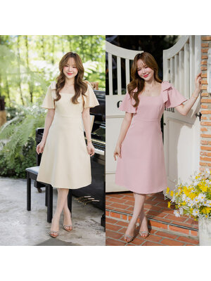 kudapy เดรสคัตติ้งสวยในสไตล์มินิมอล ดีเทลโบว์ที่ไหล่ และแขนระบายที่ช่วยให้ลุคดูอ่อนโยนแต่ยังคงความหรู