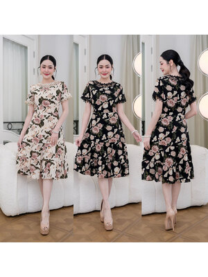 kudapy เดรสสั้นสีดำ/สีครีม ผ้าพิมพ์ลายกุหลาบ เนื้อผ้าเย็นลื่นเย็นใส่สบาย รอบคอตกแต่งด้วยแผงคอลูกไม้สวยหวาน ปลายแจนแต่งด้วยลูกไม้น่ารัก