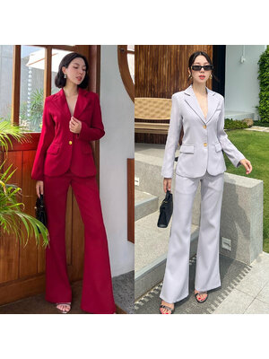 kudapy setsuit เสื้อ+กางเกง สีแดง,สีเทา,สีชมพู เป็นอีกรุ่นที่แนะนำมาก รุ่นนี้ใช้ผ้าทอพิเศษ จะมีความนิ่มลื่น ไม่ยับง่าย Texture ของผ้าคือมีความหรูหรา แต่งกระดุมทอง 2