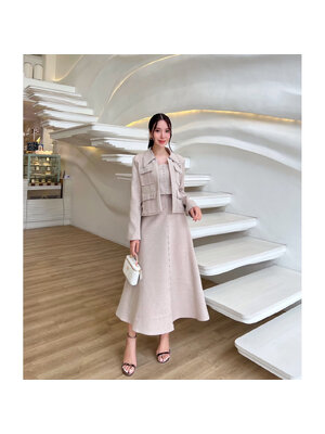 kudapy ชุดเซ็ท 3 ชิ้น เสื้อครอป+กระโปรงยาว+เสื้อคลุม ดีไซน์เกร๋มาก สวยตะโกน เสื้อคอปกตกแต่งด้วยเพชร กระดุมจริง มีซับในอย่างดี กระเป๋าจริงด้านหน้าทั้งสองข้าง