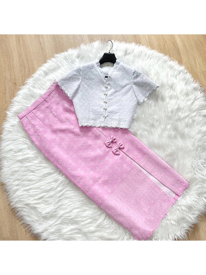 kudapy เสื้อคอตตอนสีขาว+ผ้าถุงสีม่วง แพทเทริน์น่ารัก กระดุมมุกด้านหน้า ผ้าถุงสำเร็จรูป ซิปหลัง ลายขอ ผ้าทอ ผ่าหน้า แต่งโบว์ สำเนา