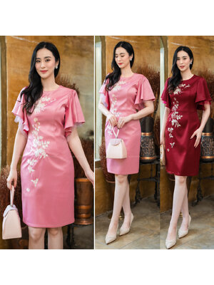 kudapy เดรสสั้นสสีแดง /สีชมพู งานผ้าเครปซาตินพริ้วทรงเอผ่าหลัง งานคอกลมแขนระบายสองชัเน ชั้นที่สองระบายเป็นผ้าถุงดิไซด์ให้เลยจากชั้นแรกเป็นชั้น