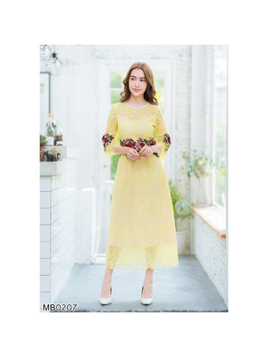 kudapy เดรสยาวสีเหลือง ลูกไม้หยักคาดกุหลาบ งานเรียบร้อย ดีเทลคาดกุหลาบตรงเอว ใส่ได้ทุกโอกาส