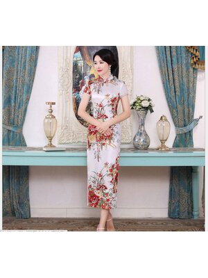 kudapy เดรสยาวกี่เพ้ายาวสีครีม ทอลายและนกฟีนิกซ์ คอจีน แขนสั้น มีซิบด้านข้างลำตัว ให้สวมใส่ง่าย แหวกที่ชายกระโปรงทั้ง 2 ข้าง