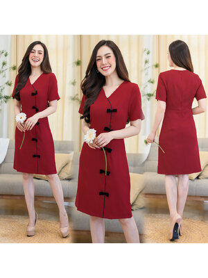 kudapy เดรสสั้นสีแดง ผ้าเคปญี่ปุ่น คอวีแต่งด้วยโบว์สีดำกํามะหยี่ ผ้ามีซับในและชิปซ่อนหลังใส่สบาย