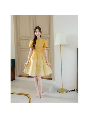 kudapy เดรสสั้นสีเหลือง ผ้าไทยคอกลมแต่งกระดุมเอว