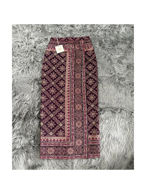 kudapy ผ้าถุงทอลาย เนื้อฝ้ายทอลายทอลายบุพเพ มี 2 สี สีกรมทอลายทอง สีเลือดหมูทอลายทอง ผ้าถุงสำเร็จรูป อัดกาว ซิปหลัง