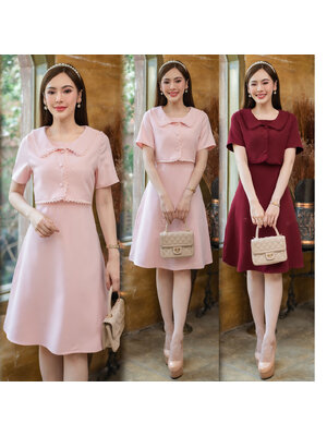 kudapy เดรสสั้นสีแดง/สีชมพู ทรงเอผ้าโพสลีเกร็ดดี คอปกแต่งกั๊กแต่งกระดุมหน้าประด้วยลูกไม้สวยงาน