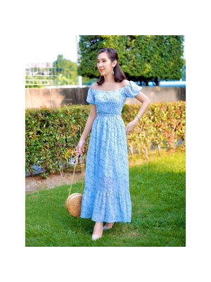 kudapy เดรสยาวเปิดไหล่สีฟ้าพิมพ์ลาย แขนตุ๊กตา งานซิปหลังผ้าเนื้อดี