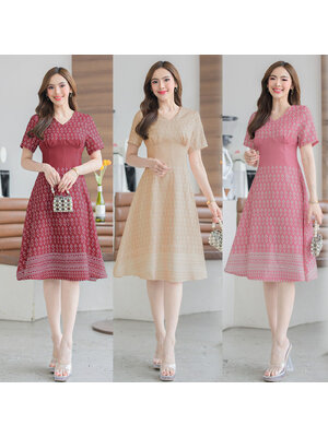 kudapy เดรสสั้นสีแดง/สีชมพู/สีน้ำตาล ผ้าโพลีเอสเตอร์ แต่งคอวีงานลายขอพระราชทาน มาพร้อมชิปซ่อนหลังใส่สบาย