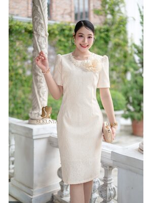 kudapy เดรสแต่งลูกไม้อย่างดี ตรงคอแต่งมุก ชุดตีเกรดด้านหน้าและหลังเข้ารูปสวยงาม บ่าจับจีบยกเล็กน้อย งานทรงเอผ่าหลัง