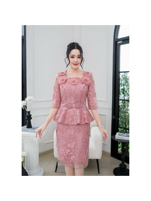 kudapy เดรสคอเหลี่ยมที่แต่งดอกไม้รอบคอสวยสะดุดตา ช่วงเอวแต่งระบายติดเข็มเขัดโบว์ เป็นงานเย็บติดกับชุด