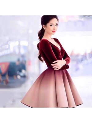 kudapy เดรสสั้นออกงานสีแดงเบอร์กันดี้ เดรสทรูโทนไล่สีแขนยาวช่วงบนผ้ากำมะหยี่ ตัวเดรสใช้ผ้าเด้งขึ้นทรง มีซับในอย่างเย็บต่อด้วยกระโปรงเด้งไล่สี