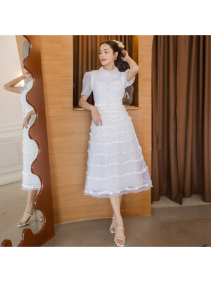 kudapy เดรสยาวสีขาว มีเข็มขัดหัวเพชรติดกับชุด กระโปรงเต่งดีเทลดอกไม้3D ผ้าหนาไม่บาง