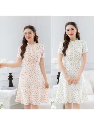 kudapy เดรสลายใบไม้ โทนสีสวยสะอาดตา ช่วงอกเย็บเป็นเกล็ดแนวตั้งระหว่างกระดุม ช่วงคอจับจีบเพิ่มความสวยละมุน