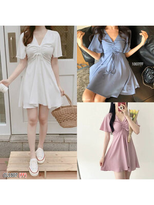 kudapy เดรสสั้นสีฟ้า/สีขาว คอวี แขนระบาย ดีเทลมีเชือกรูดย่นด้านหน้า ด้านหลังตีเกล็ด มีซิปซ่อนหลังเอวไม่สม็อค