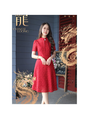 kudapy เดรสสั้นลูกไม้สีแดง เดรสคอจีนทรงสวย ช่วงคอมีดีเทลกระดุมและริบบิ้นเพิ่มความเก๋ ลูกไม้ลายสวย