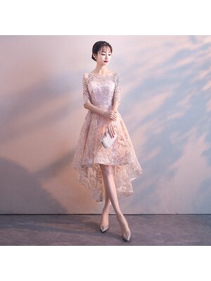 kudapy ชุดราตรี ชุดออกงาน ชุดไปงานแต่งงานสีครีมเบจ คอกลม แขนสั้นสามส่วน กระโปรงหน้าสั้นหน้าหลังยาว เสริมฟองน้ำบางๆที่น้าอก