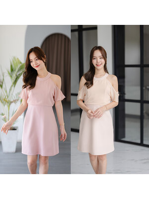 kudapy เดรสสั้นสีครีม/สีชมพู เป็นสีพื้นทรงเหมือนเสื้อกล้ามแต่แต่งด้วยผ้าชีฟองคลุมช่วงแขน