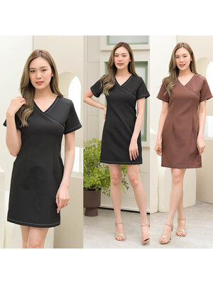 kudapy เดรสสั้นสีดำ/สีน้ำตาล แขนสั้น คอวี ดีไซน์ปาดหน้า กิมมิคเล่นเส้นด้ายเส้นใหญ่ จับเกล็ดเข้ารูป มีความอยู่ทรงเก็บทรง