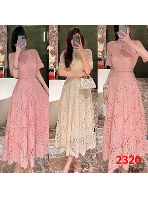 kudapy เดรสลูกไม้ยาว คอวี แขนสั้น ใช้ผ้าลูกไม้เนื้อดีขึ้นลายปักฉลุ ลายแน่นปักชัดลายสวย