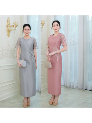 kudapy เดรสผ้าไหมอัดกาวทั้งชุด งานทรงตรงสวยเรียบหรู ด้านหลังกระโปรงผ่า งานแต่งลูกไม้แต่งเลื่อมช่วงแขนและตกแต่งดอกไม้ประดับช่วงเอว