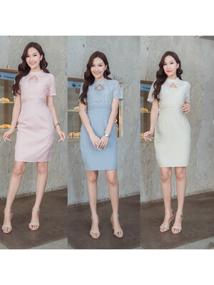 kudapy เดรสสั้นสีฟ้า สีครีม สีชมพู เว้าช่วงอก คอกลมแต่งผ้าระบายลายดอก ทรงสวย เป็นงานซิปหลัง