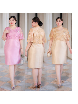 kudapy เดรสผ้าไหมญี่ปุ่นคอวี แต่งระบายลูกไม้ปักดอกนูน ช่วงคอและแขน กระโปรงทรงสอบผ่าหลัง อัดกาว