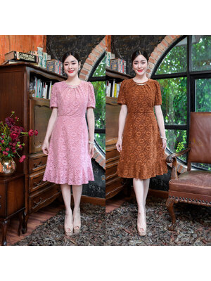 kudapy เดรสสั้นสีน้ำตาล/สีชมพู ผ้าลูกไม้กำมะหยี่ ดีไซน์กระโปรงชายระบาย รอบคอจับจีบเก๋ตรงมีสร้อยคอมุกให้ด้วยเย็บติด สวยหวาน ดูหรูหรา