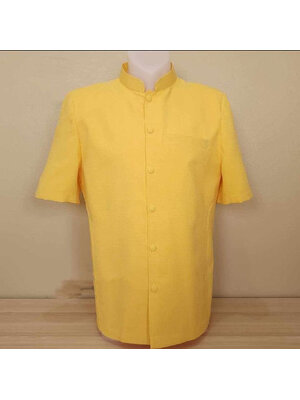 kudapy เสื้อผ้าไหมคอพระราชทานเสื้อสีเหลือง เสื้อผ้าไทยผู้ชาย คอพระราชทาน ผ่าหน้า แขนสั้น มีกระเป๋าด้านซ้ายบน