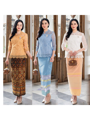 kudapy ชุดเซ็ทเสื้อ+ผ้าถุง เสื้อลูกไม้คอวี ปักกริสเตอร์วิ้งๆ แขนสี่ส่วนลูกไม้ทั้งตัว ตีเกร็ดเข้ารูปเล็กน้อย มีซับใน ซิปซ่อนหลังสวมใส่ง่าย