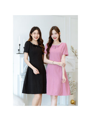 kudapy เดรสแพทเทิร์นสวยเรียบใส่และมีเชปสวย มีดีเทลเพิ่มความสวยหรูด้วยอะไหล่ลูกปัดรอบคอ และแต่งโบว์