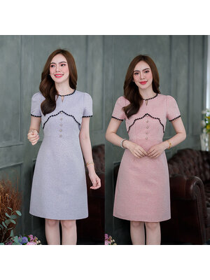 kudapy เดรสสั้นคอกลมสีชมพู/สีม่วงพาสเทล เสื้อครอปคลุม ใช้ลูกไม้ดอกเล็กสีดำตัดขอบสวย แต่งกระดุมช่วงอก