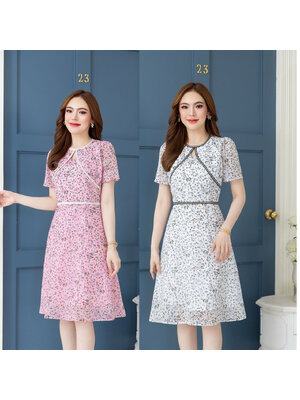 kudapy เดรสสั้นสีขาว/สีชมพู ชึฟองลายดอก ช่วงอกด้านหน้าเย็บเป็นกั๊กคลุม มีดีเทลแต่งริบบิ้นทอตัดขอบ รอบคอ อก และเอว