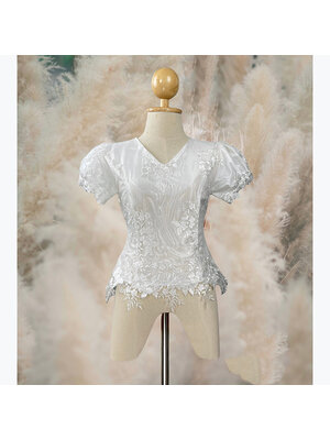 kudapy เสื้อลูกไม้สีขาว คอวี แขนตุ๊กตา น่ารักมากๆ ซับในผ้าไหม