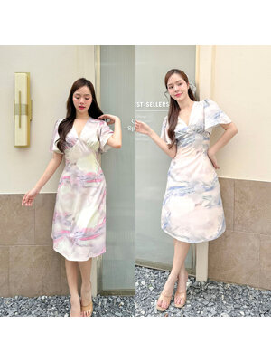 kudapy เดรสสั้นตัวเสื้อเป็นคอวีจับจีบเดรปที่อก ต่อลงมาเป็นกระโปรงทรงเอบานเล็กๆ แขนเสื้อเป็นทรง Bell ชุดมีซับใน ซิปซ่อนด้านหลัง