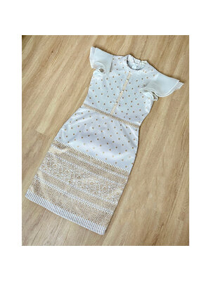 kudapy ชุดเดรสสั้นทำบุญสีครีมทอง ผ้าทอลายอัดกาว แขนระบาย 2 ชั้น คอเรียบ แต่งมุก มีซิปซ่อนหลัง