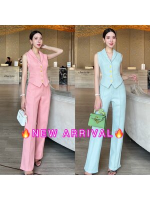 kudapy เซ็ทเสื้อแขนกุดเข้ารูปมาพร้อมกับกางเกงขายาว ตัวเสื้อแต่งกระดุมจริงสีทองปลายทรงแหลม กางเกงใช้ผ้าเดียวกับเสื้อ