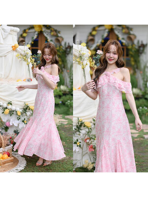 kudapy เดรสยาวสีชมพู ต่อระบายเลเยอร์ 3 ชั้นลงมาปิดแขนทั้ง 2 ข้าง ชายกระโปรงแต่งระบายพลิ้วสวย ทุกความเคลื่อนไหว คอติดเข็มกลัดดอกกุหลาบถอดออกได้