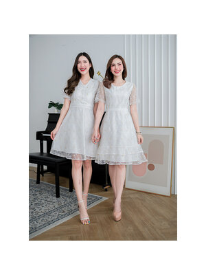kudapy เดรสสั้นสีขาวคอวี/สีขาวคอกลม ผ้าตาข่ายปักทั้งตัว แซมปักด้วยดิ้นทอง แพทเทิร์นสวยคลาสสิค มีดีเทลแต่งลูกไม้ปลายแขนและเอว ช่วงชายกระโปรงเป็นระบายสองชั้น