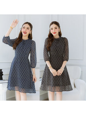 kudapy เดรสผ้าชีฟอง สวยเรียบหรู ใส่สบาย โทนสีดูหรู สีเข้มช่วยพรางหุ่น ลายตารางข้าวหลามตัด ดีเทลคอจีบเล็กผูกโบว์ เป็นแขนสีส่วน