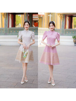 kudapy เดรสสั้นสีชมพู/สีขาว ผ้าลายไทยโบว์ไหล่เข้ารูปยาว ใส่ออกงานสวยดูดี