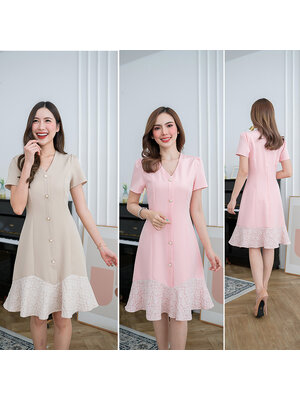 kudapy เดรสสีครีม/สีชมพู ผ้าพื้นตัดต่อชายระบาย ดีเทลไม่มากไป ไม่น้อยไป แต่งกระดุมมุก ตีเกล็ดทรงสวย ใส่แล้วดูเพรียวมีเอว