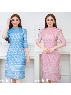 kudapy เดรสสั้นสีฟ้า /สีชมพู ผ้าโพลีเอสเตอร์งานพิมพ์ลายขอ แขนสามส่วน ตีเกร็ดด้านหน้า แต่งโบว์ มีซับในและชิปหลังใส่สบาย