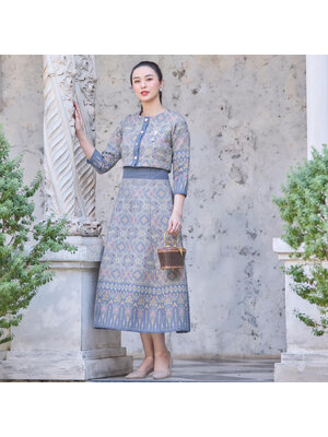 kudapy ชุดเซ็ทเสื้อ+กระโปรงสีเทาเงิน ออกงาน ชุดไทยประยุกต์ ผ้าไหม ผ้าอัดกาวทั้งชุด ลายไทยสวยดูดดี